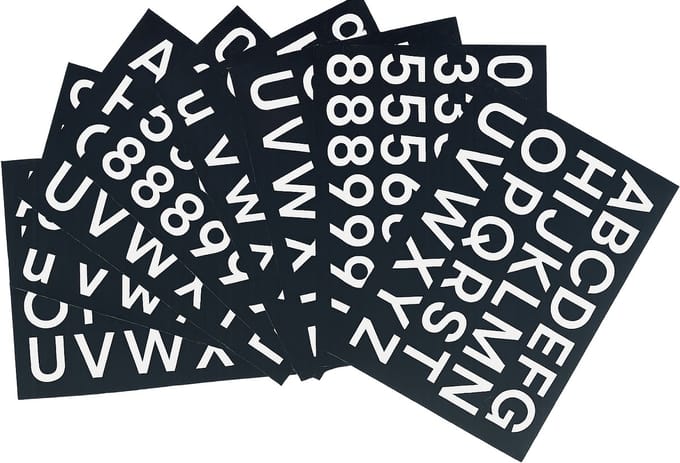 plakletters + cijfers wit - hoogte letters 2 cm - breed 1 cm