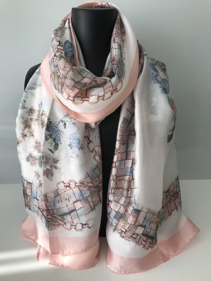Modieuze zomersjaal van 50 % viscose met 50% zijde, glad materiaal