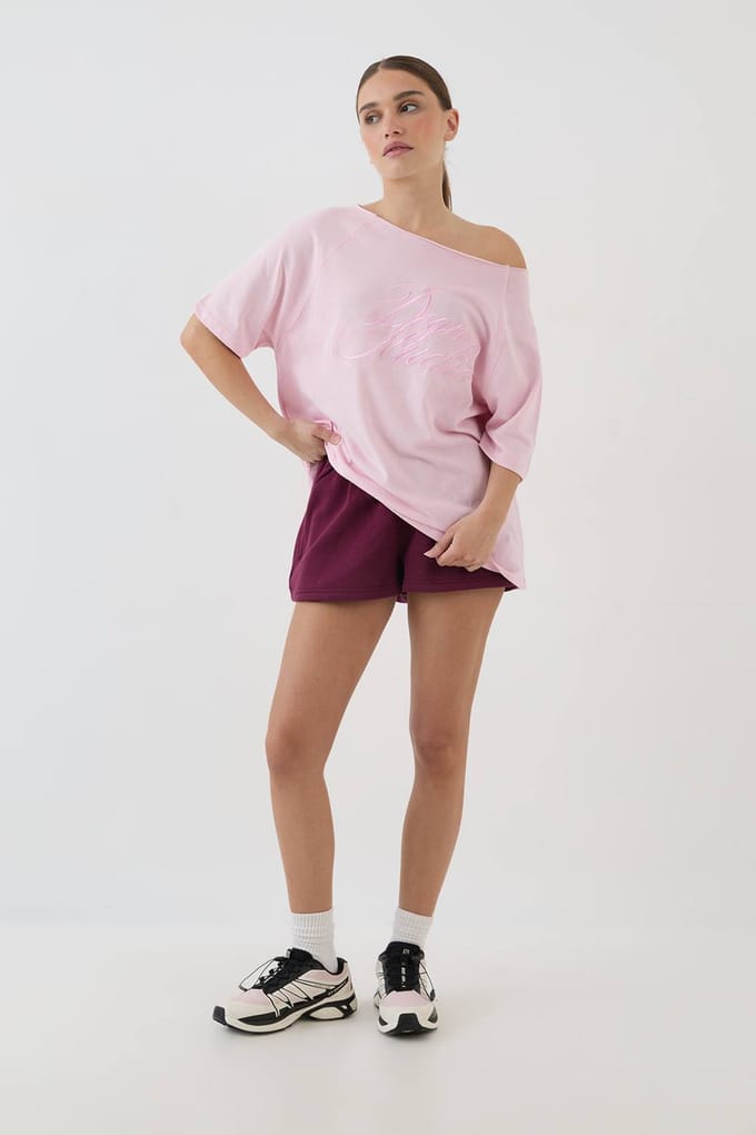Dames Dsgn Studio Contrast Script Off-shoulder T-shirt | Pink | Maat: Medium