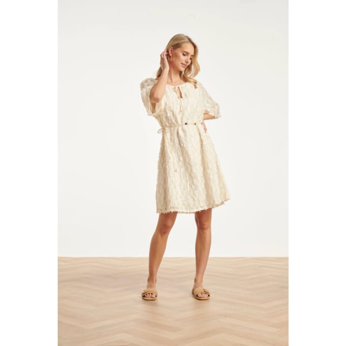 Smashed Lemon Crème jurk met transparante fringe structuurstof |