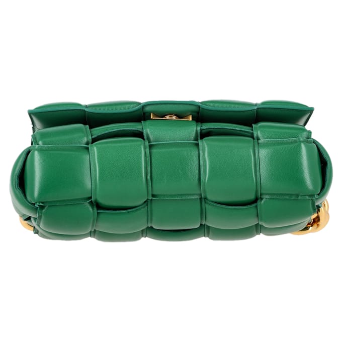 Bottega Veneta Gevoerde Cassette Schoudertas in Groene Leer