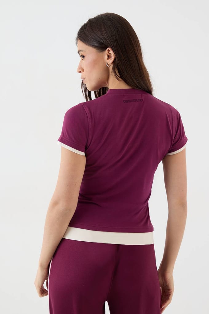 Dames DSGN Studio Top met Contrasterende Knoopdetails en Korte Mouwen | Plum | Maat: Small