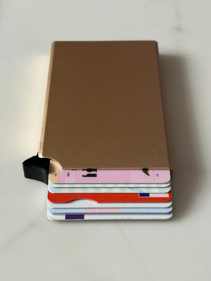 Pop-up Pasjeshouder Aluminium – 8 Kaarten – RFID Bescherming – Compacte Card Holder – Goud