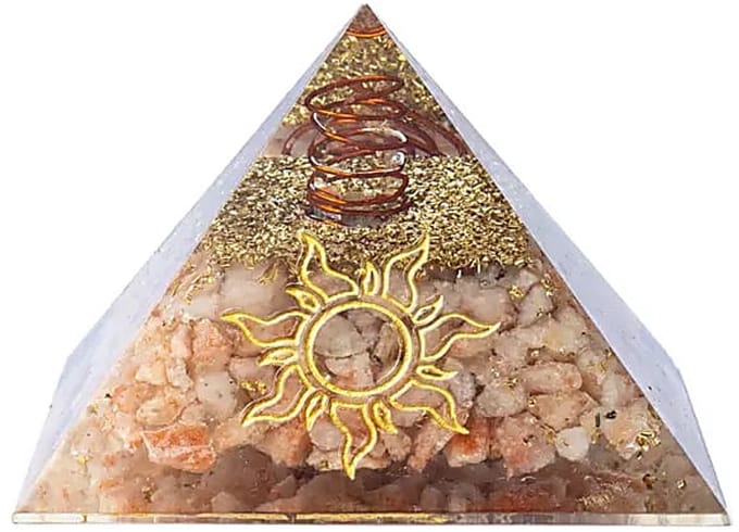 Orgoniet pyramide zonnesteen met zon symbool – 7,5 cm x 7,5 cm x 5,5 cm