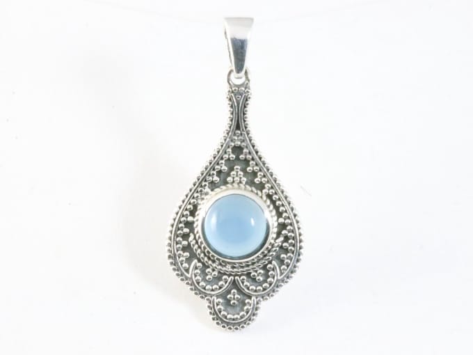 Bewerkte zilveren hanger met blauwe chalcedoon