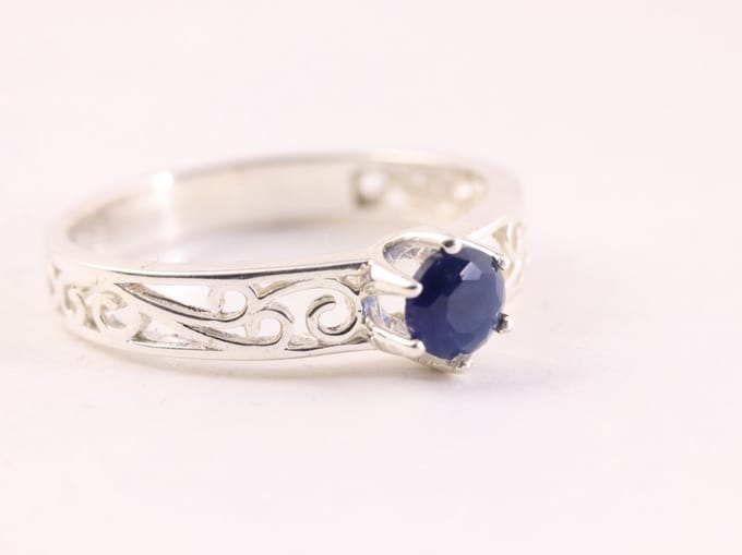 Fijne opengewerkte zilveren ring met blauwe saffier - maat 17