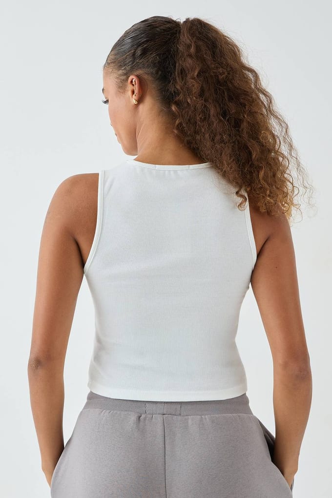 Dames DSGN Studio Square Script Geborduurd Geribbeld Nauwsluitend Mouwloos Top met Knoopsluiting | Wit | Maat: Medium