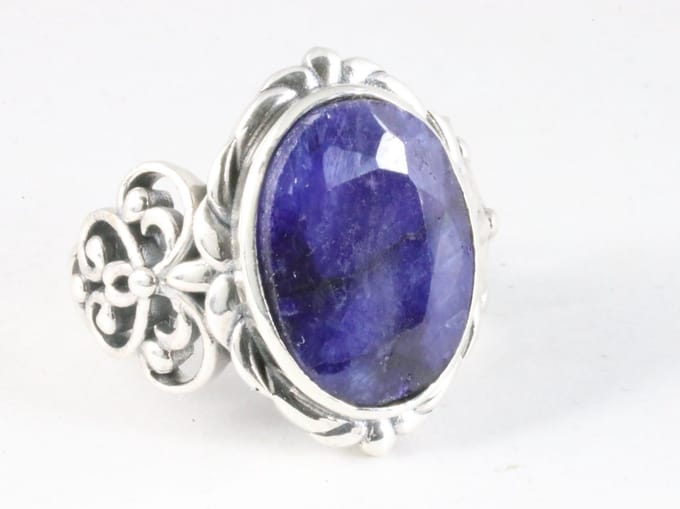 Opengewerkte zilveren ring met blauwe saffier - maat 17