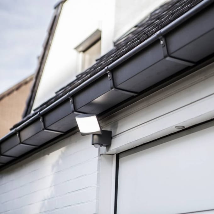 LUTEC Sunshine - LED security wandlamp voor buiten - PIR bewegingssensor - Dag/nacht sensor - 800Lm - 5000K helder wit licht - Donkergrijs