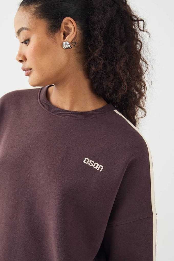 Dames DSGN Studio Oversized Sweatshirt met Zijstreep | Chocolate | Maat: XS