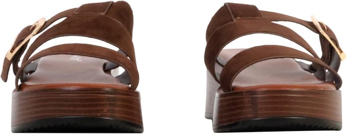 R and B-sandalen om aan te trekken