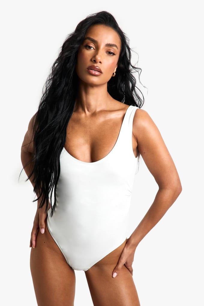 boohoo Dames Petite Swimwear Essentials Gerafeld Badpak | Wit | Maat: 40