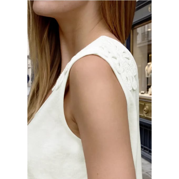 Top met V-hals en kanten detail