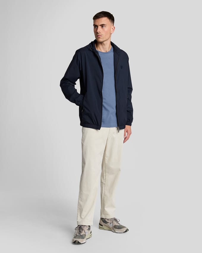 Mistblauw T-shirt met Lyle & Scott-logo op de borst