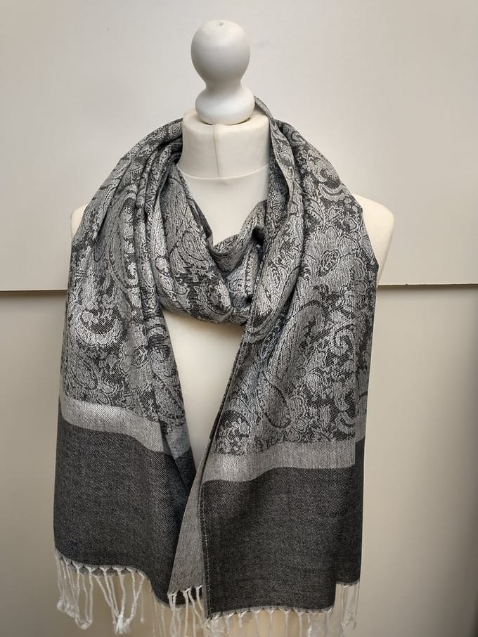 Zijdezachte dames sjaal Jaleesa paisleymotief antraciet wit