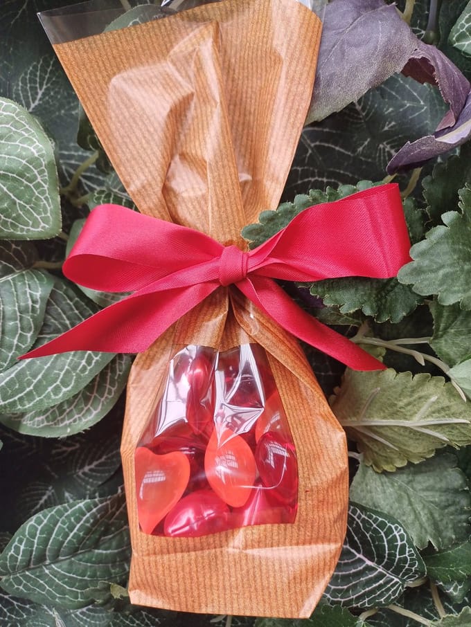 Geschenkzakje met 20 hartvormige badparels rood en roze