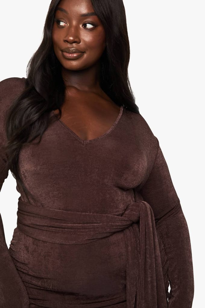 boohoo Dames PLUS GETEXTUREERDE SLINKY MINI-JURK MET VOORBAND | Chocolate | Maat: 28