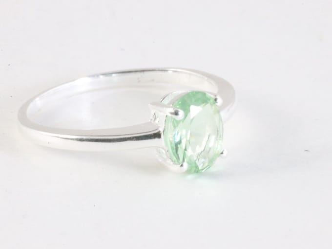 Fijne hoogglans zilveren ring met groene amethist - maat 19
