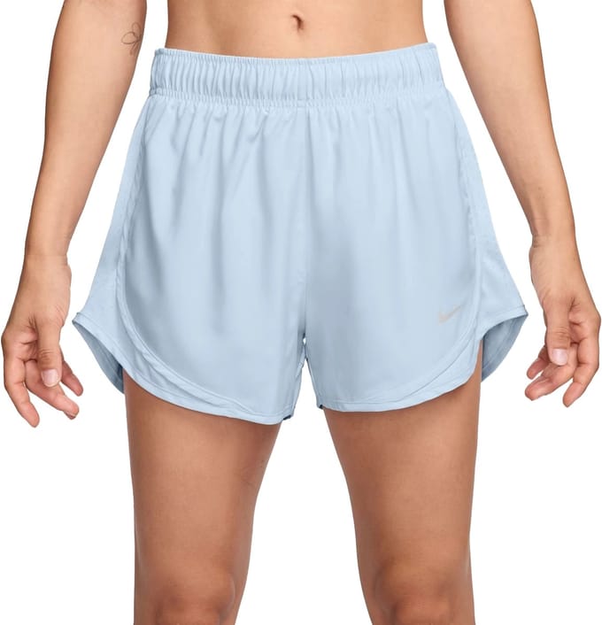 Nike tempo nvlt df mr 3 short in de kleur blauw.