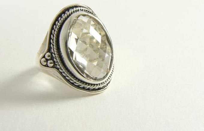 Bewerkte zilveren ring met bergkristal - maat 17.5