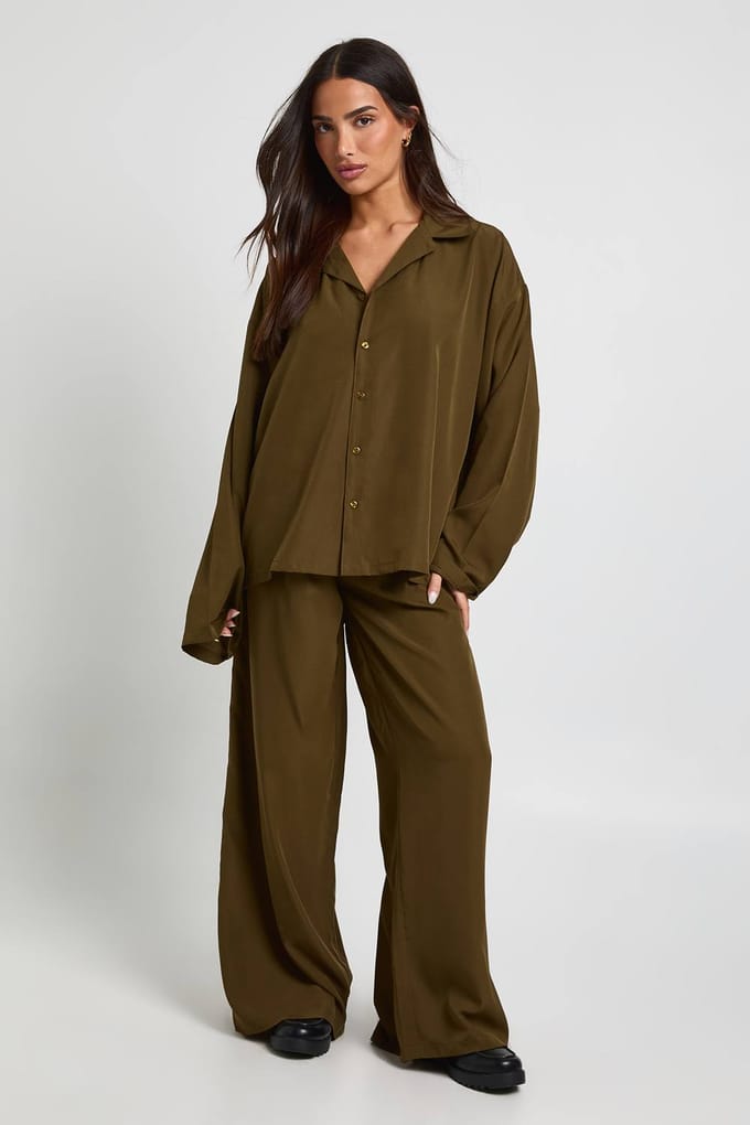 boohoo Dames Petite oversized overhemd & wijde pijpenbroek co-ord | Olive | Maat: 16
