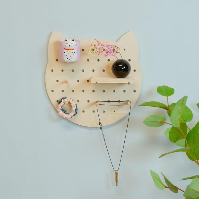 Furniteam | Pegboard Cat