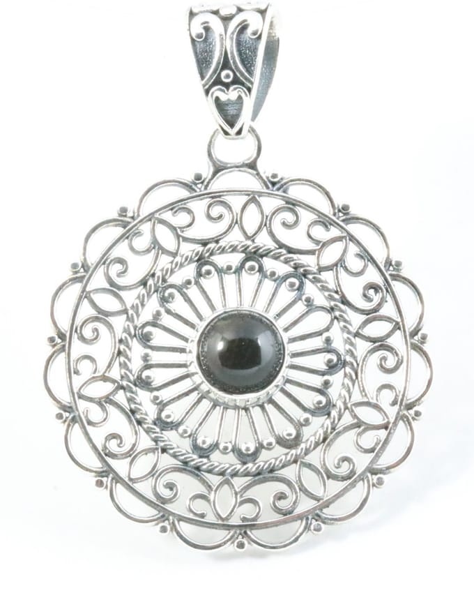 Opengewerkte zilveren hanger met onyx