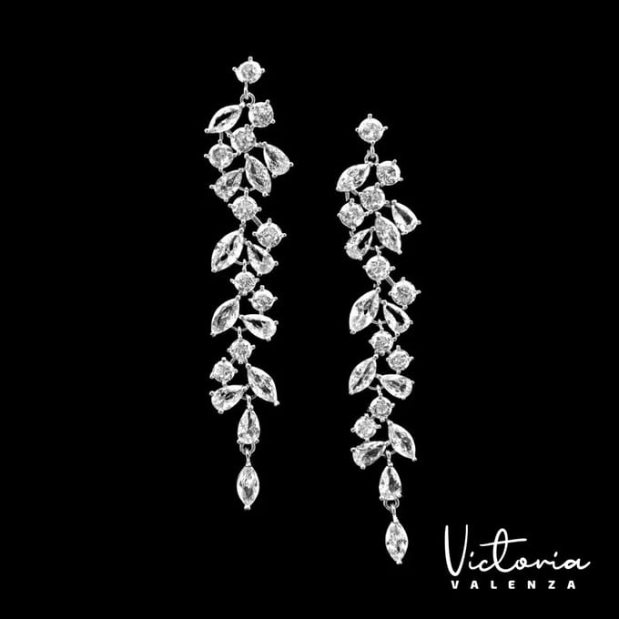 Victoria Valenza Paris oorhangers - Messing - Witte Steen - Zilver