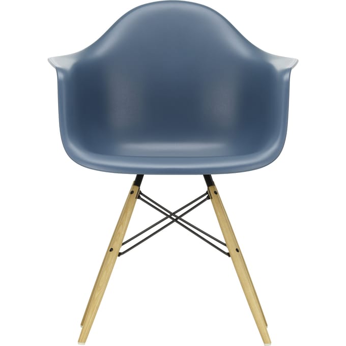 Vitra - DAW Eames Plastic Armchair - zeeblauw RE - honingkleurig essenhout