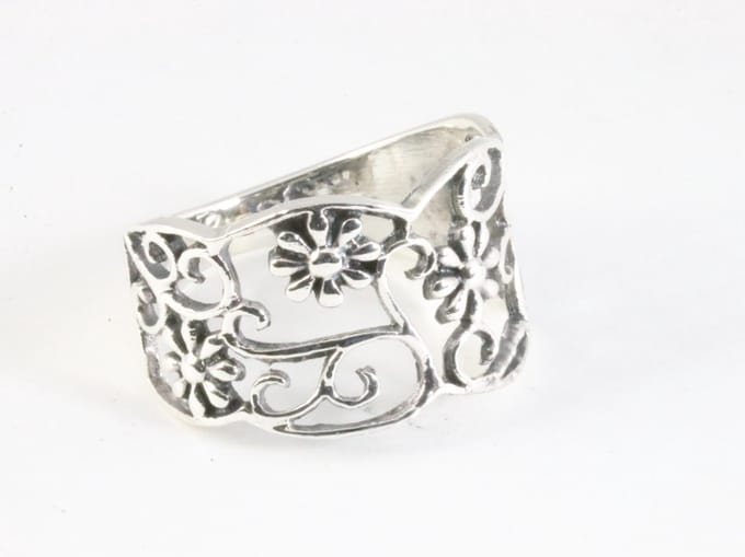 Opengewerkte zilveren ring met bloemen - maat 19