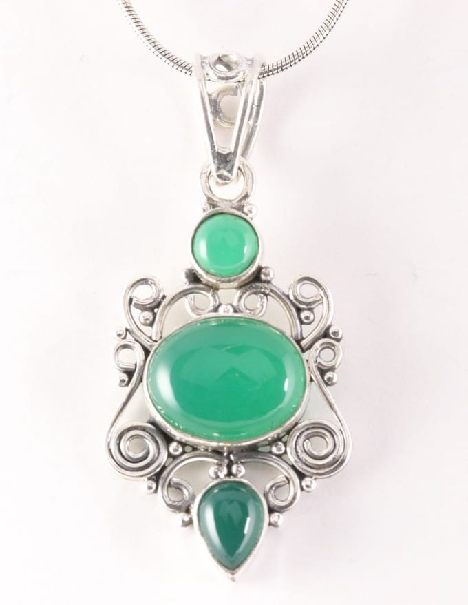Opengewerkte zilveren hanger met groene onyx aan ketting