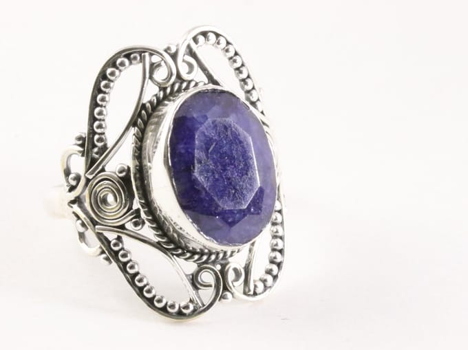 Opengewerkte zilveren ring met blauwe saffier - maat 20