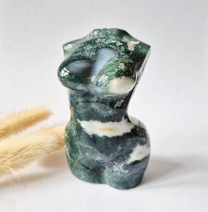 Mosagaat vrouwenbeeldje 8 cm (#36) – handgeslepen edelsteen carving