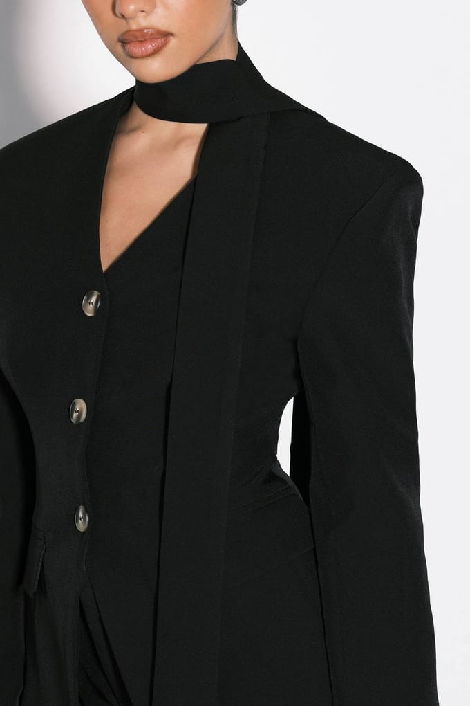 boohoo Dames Blazer Met Sjaaldetail En Getailleerde Taille | Zwart | Maat: 40