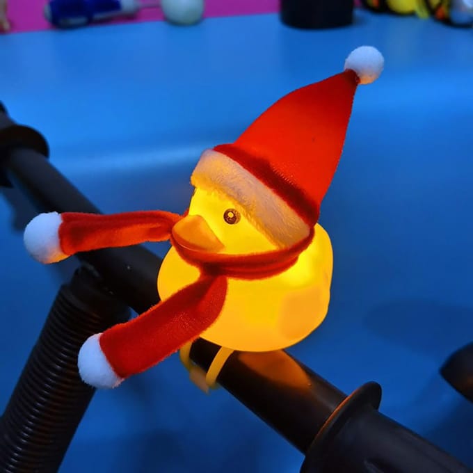 Kerst Gele Eend met Hoed Sjaal Speelgoed Auto Ornamenten Auto Dashboard Decoraties Cadeaus red