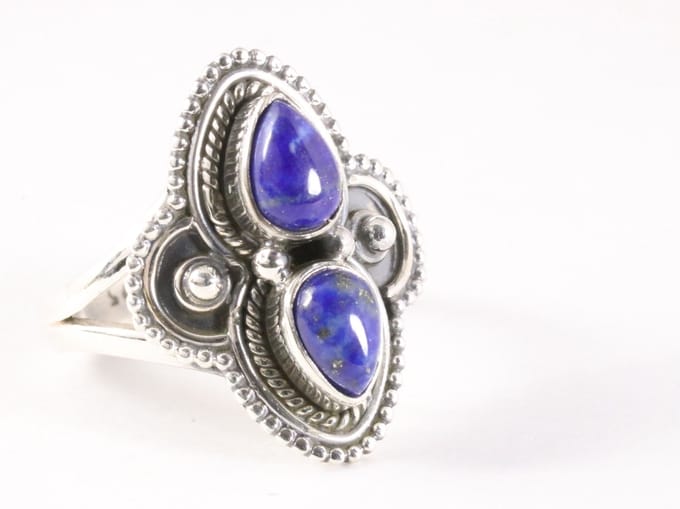 Bewerkte zilveren ring met lapis lazuli - maat 16.5