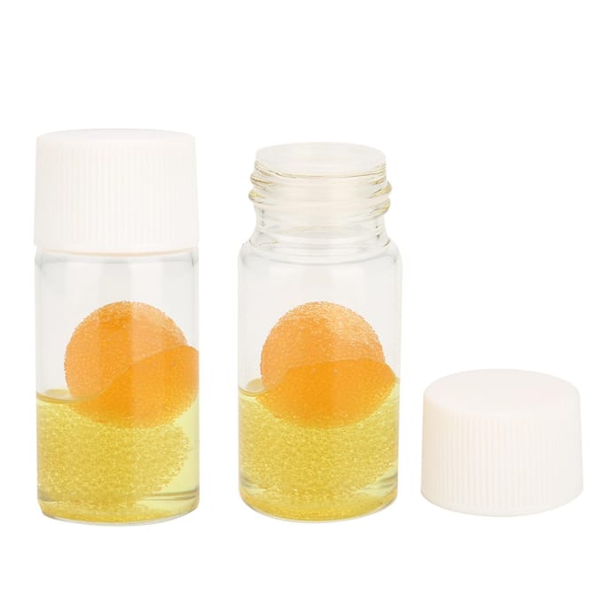 Set met vloeibare remover en sponsjes voor het reinigen van wimperextensions, inclusief pincet en reiniger. white