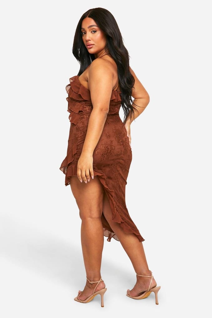 boohoo Dames Plus Lace Frill Asymmetric Midaxi Jurk | Chocoladebruin | Maat: 54