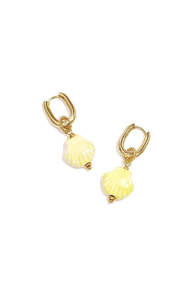 Squoval oorbellen met hangende schelp - Geel