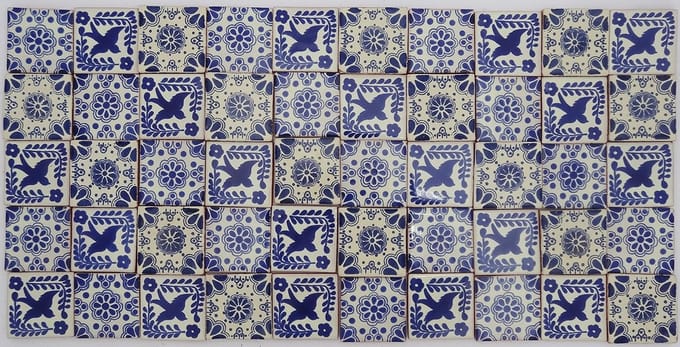 Pakket van 50 Handgemaakte Mexicaanse Tegels - 5cm - Blauwe en Witte Decoratie