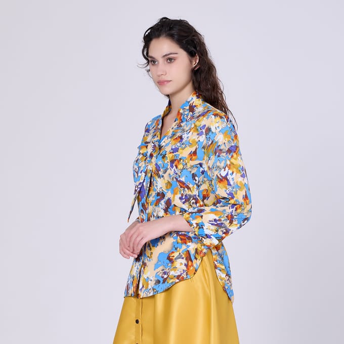 Ascot-tie blouse en abstracte print