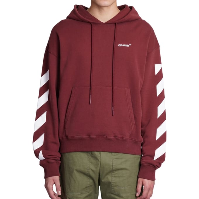 Gebroken witte Diag Helvetica over bordeauxrode hoodie