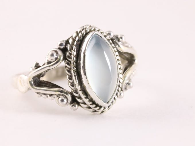 Fijne bewerkte zilveren ring met aqua chalcedoon - maat 17