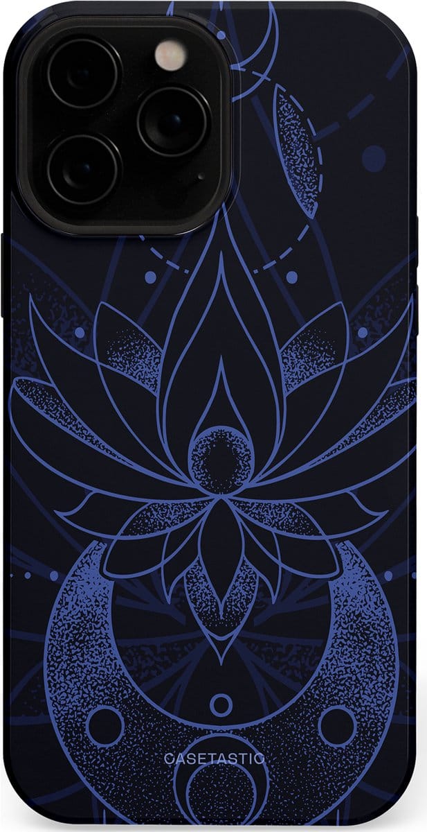 Casetastic hoesje geschikt voor Apple iPhone 13 Pro Max - MagSafe - Dubbellaagse bescherming - Lotus Nacht - Fashion Case - Zwart Donkerblauw