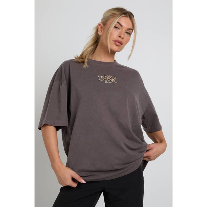 Dames Dsgn Studio Geborduurd Overgeverfd Oversized T-shirt | Chocoladebruin | Maat: Small