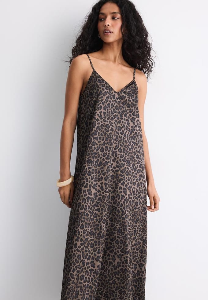 Stradivarius Lange zijdeachtige jurk  Middenbeige S