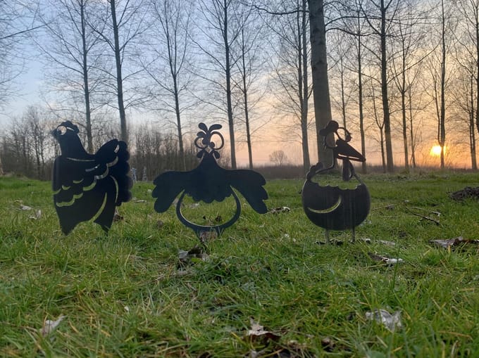 Metalen kippen - Kippengroep - Cortenstaal tuin decoratie