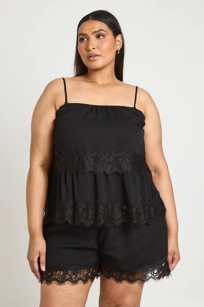 boohoo Dames Plus Chiffon Korte Broek Met Kanten Zoom | Zwart | Maat: 46