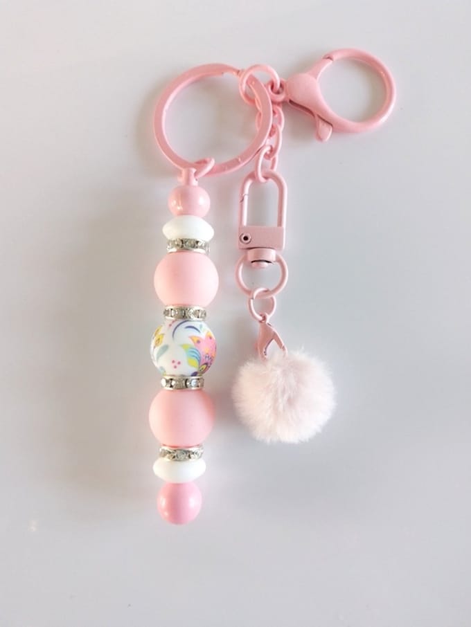 Sleutelhanger, tashanger met kralen en fluffy bolletje | roze