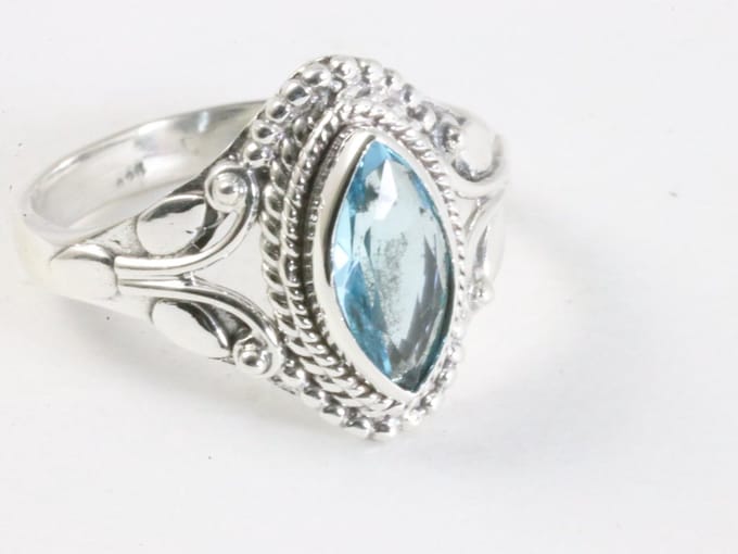 Fijne bewerkte zilveren ring met blauwe topaas - maat 20